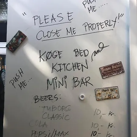 Bed & Kitchen