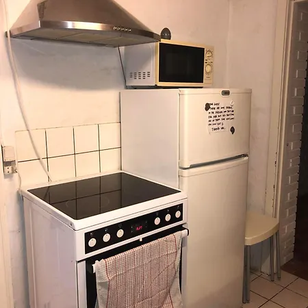Bed & Kitchen *