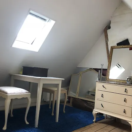 Bed & Kitchen *