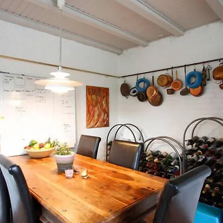 Bed & Kitchen