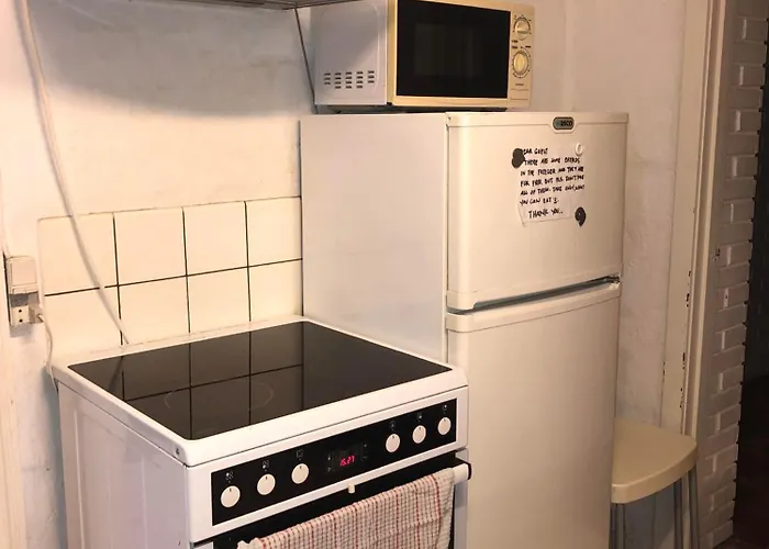 Bed & Kitchen *