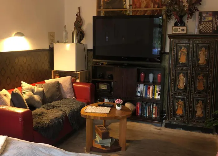 Bed & Kitchen