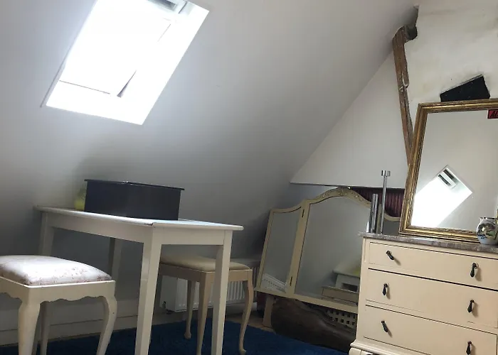 Bed & Kitchen *