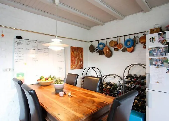 Bed & Kitchen